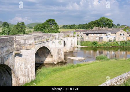 Steinerne Brücke über den Fluß Wharfe in Burnsall, Yorkshire Dales, England, UK Stockfoto