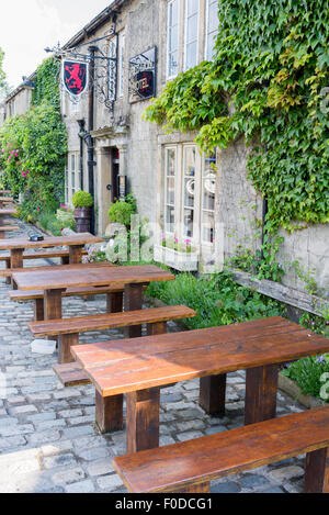 Sitzplätze im Freien das Red Lion Hotel Burnsall North Yorkshire England Stockfoto