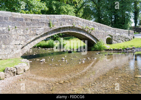 Steinerne Brücke über den Fluß Wharfe im Linton, Yorkshire Dales, England, UK Stockfoto