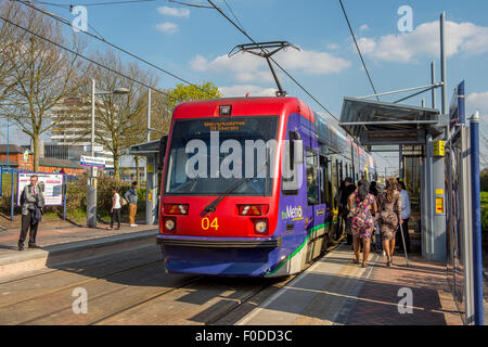 Menschen, die einsteigen in einer Straßenbahn bei West Bromwich Central tram Station, West Midlands, England. Stockfoto