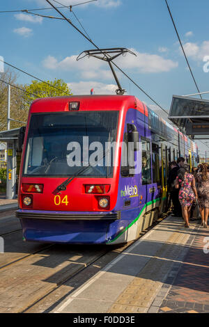 Menschen, die einsteigen in einer Straßenbahn bei West Bromwich Central tram Station, West Midlands, England. Stockfoto