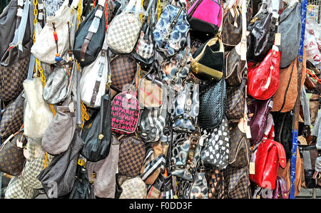 Falce Louis Vuitton Handtaschen Frau in Straße Kuala Lumpur Malaysia Stockfoto