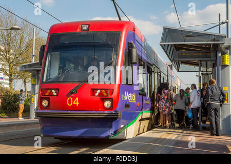 Menschen, die einsteigen in einer Straßenbahn bei West Bromwich Central tram Station, West Midlands, England. Stockfoto