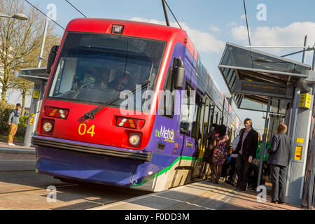 Menschen, die einsteigen in einer Straßenbahn bei West Bromwich Central tram Station, West Midlands, England. Stockfoto