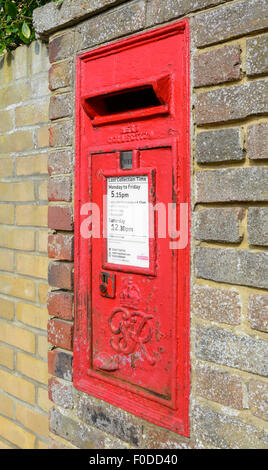 Wand montiert British Royal Mail rot Briefkasten aus der Regierungszeit von König George VI in England, UK. Stockfoto