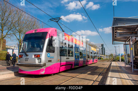 Eine Midland Metro-Tram an West Bromwich zentralen Tram Station, West Midlands, England. Stockfoto