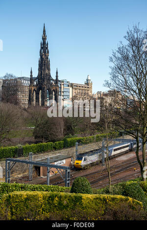 Ostküste trainieren sich nähernden Edinburgh Waverley Bahnhof, Schottland, Vereinigtes Königreich. Stockfoto