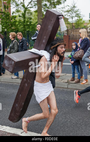 England, London, London-Marathon, asiatische Läufer verkleidet als Jesus Christus Stockfoto