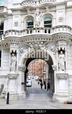 London, England, Vereinigtes Königreich. Südlichen Eingang in den Tempelbereich gesehen von Tempelgärten, Nachschlagen von Middle Temple Lane Stockfoto