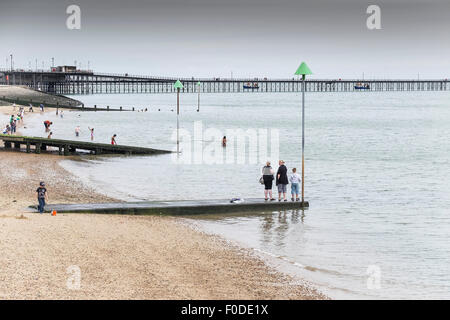 Menschen amüsieren sich am Strand von Southend in Essex. Stockfoto