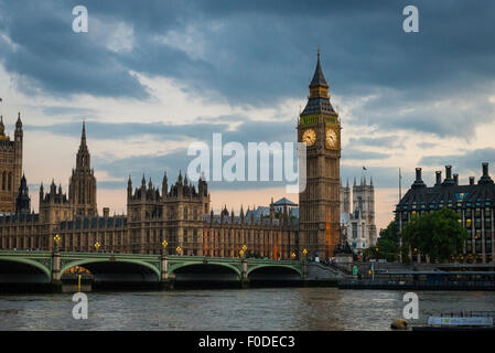 Londoner Southbank Palace Of Westminster Big Ben Elizabeth Turm vorher Uhr oder St Stephens Turm Kathedrale Bridge in der Dämmerung Stockfoto