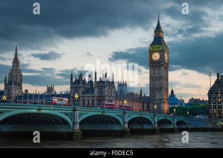 Londoner Southbank Palace Of Westminster Big Ben Elizabeth Turm vorher Uhr oder St Stephens Turm Kathedrale Bridge in der Dämmerung Stockfoto