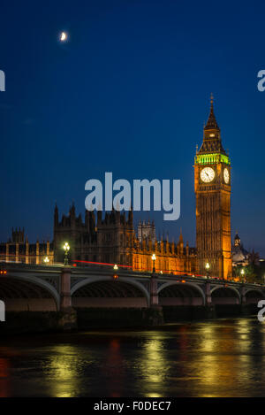 Londoner Southbank Palace Of Westminster Big Ben Elizabeth Turm vorher Uhr oder St Stephens Tower Kathedrale Bridge bei Nacht Stockfoto