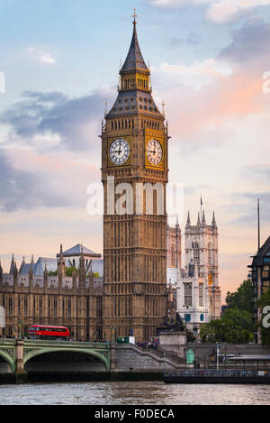 London Southbank Palace Of Westminster Big Ben oder Elizabeth Tower zuvor Clock oder St Stephens Tower Kathedrale Bridge roten Bus Stockfoto