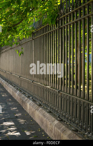 London Southbank Greenwich University Metall Eisen Stahl schwarz Geländer Geländer Stockfoto