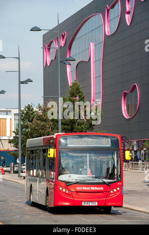 Ein-Deck-Bus fährt entlang einer Straße in West Bromwich in den West Midlands, England. Stockfoto