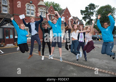 Hayes, Kent, UK. 13. August 2015. Hayes Kent, UK, 13. August 2015, Hayes Schule, die Schüler Freude mit ihren Ergebnissen A-Level springen. Bildnachweis: Keith Larby/Alamy Live-Nachrichten Stockfoto