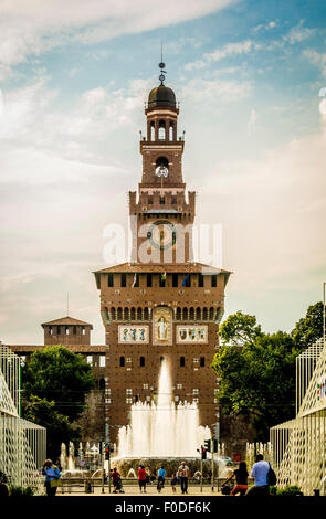 Brunnen am Eingang zum Schloss Sforza. Mailand, Italien. Stockfoto