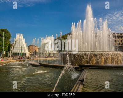 Brunnen am Schloss Sforzesco Eingang mit der Expo 2015-Gebäude in der Ferne. Mailand. Italien. Stockfoto