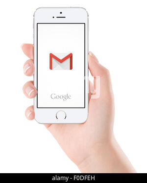 Varna, Bulgarien - 2. Februar 2015: Google Gmail Anwendungs-Logo auf dem weißen Apple iPhone 5 s Display in weiblicher Hand. Stockfoto