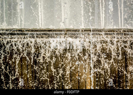 Nahaufnahme des Brunnens am Eingang zum Schloss Sforzesco. Mailand, Italien. Stockfoto
