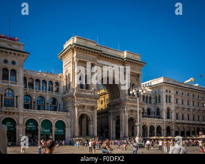 Exterieur der Galleria Vittorio Emanuele II. Victor Emmanuel II, eines der ältesten Einkaufszentren der Welt. Mailand, Italien. Stockfoto