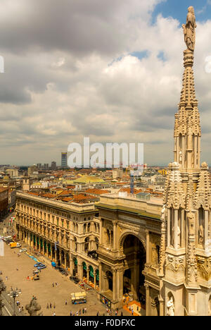 Ansicht der Galleria Vittorio Emanuele ll vom Dach des Mailänder Dom. Stockfoto