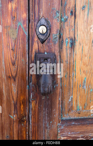 Cast Iron Hand Klopfer und Yale Türschloss auf alte Holztür Stockfoto