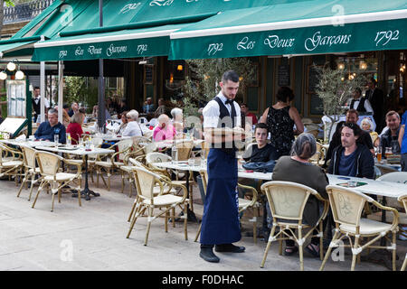 Les Deux Garçons auf dem Cours Mirabeau in Aix en Provence, Frankreich. Cezanne nippte Abend Aperitif in diesem berühmten Café. Stockfoto