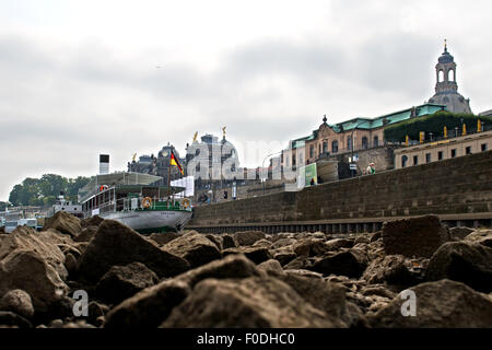 Dresden, Deutschland. 13. August 2015. Steinen liegen im Flussbett der Elbe in Dresden, Deutschland, 13. August 2015. Die Wasserstände sind nur 50 cm in einigen Bereichen. Foto: ARNO BURGI/Dpa/Alamy Live-Nachrichten Stockfoto