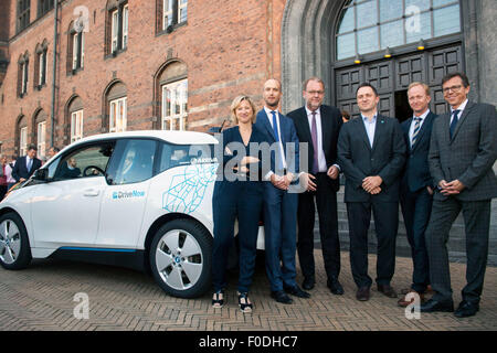 Kopenhagen, Dänemark, 13. August 2015. Die Akteure im Arriva Car-sharing (L, R): Nicolaj Wendelbo (Arriva DK), Lars Christian Lilleholt (Minister, Energie), Nico Gabriel (DriveNow), Riss Harritshøj (E.ON DK), Sophie Hæstorp Andersen (County Vorsitzender), Berhard Blättel (BMW Group) Credit: OJPHOTOS/Alamy Live News Stockfoto