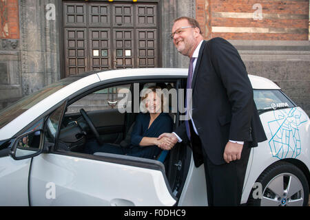 Kopenhagen, Dänemark, 13. August 2015. Arriva Geschenke es ist neue Pflege teilen programmieren in Kopenhagen: ab heute 400 BMW I3 (elektrisch) Autos. Auf dem Foto Region Vorsitzender, Sophie Haestrup Andersen und Energieminister, Lars Christian Lillholt schüttelt Hände Credit: OJPHOTOS/Alamy Live News Stockfoto