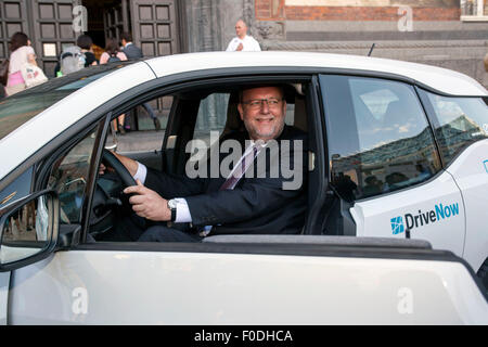 Kopenhagen, Dänemark, 13. August 2015. Arriva Geschenke es ist neue Pflege teilen programmieren in Kopenhagen: ab heute 400 BMW I3 (elektrisch) Autos. Auf dem Foto Energieminister, Christian Lillholt, trat in eines der Autos an den Start bei der City Hall-Credit: OJPHOTOS/Alamy Live News Stockfoto