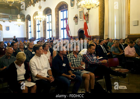 Kopenhagen, Dänemark, 13. August 2015. ÖPNV-Riese, Arriva, Geschenke es ist neue Pflege teilen zu programmieren, DriveNow, auf einer Pressekonferenz in Kopenhagen Rathaus: Arriva setzt 400 BMW I3 Elektroautos auf die Straßen von Kopenhagen von heute. Die Autos sind mit dem öffentlichen Nahverkehr integriert und können überall Kredit gelöscht werden: OJPHOTOS/Alamy Live News Stockfoto