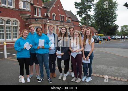 Hayes, Kent, UK, 13. August 2015. Hayes Schülerinnen und Schüler freuen sich über ihre A-Level-Ergebnisse. Bildnachweis: Keith Larby/Alamy Live-Nachrichten Stockfoto