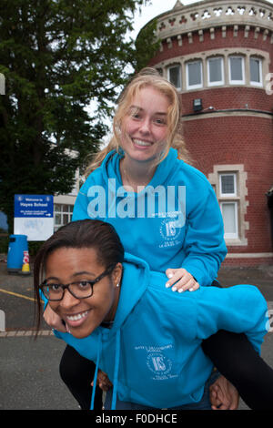 Hayes, Kent, UK, 13. August 2015. Hayes Schüler Emma Perry und Lilly Ritter freuen sich über ihre A-Level-Ergebnisse. Bildnachweis: Keith Larby/Alamy Live-Nachrichten Stockfoto