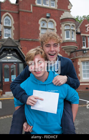 Hayes, Kent, UK, 13. August 2015. Hayes Schüler Theo Holt-Bailey und Chris Jones freuen sich über ihre A-Level-Ergebnisse. Bildnachweis: Keith Larby/Alamy Live-Nachrichten Stockfoto