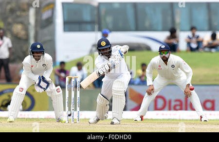 Colombo, Sri Lanka. 12. August 2015. Spieler von Sri Lanka treten am ersten Tag der Eröffnung-Testspiel zwischen Sri Lanka und Indien an der Galle International Cricket Stadium in Galle, Sri Lanka, 12. August 2015. Bildnachweis: A. Rajhitah/Xinhua/Alamy Live-Nachrichten Stockfoto