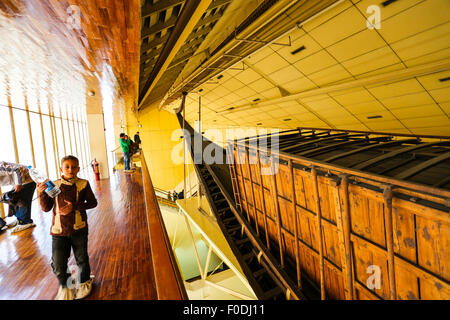 Cheops Solarboot innen klimatisiert-Museum in der Nähe der großen Pyramiden Gizeh Kairo-Ägypten Stockfoto