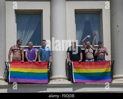 Nachtschwärmer stehen auf ihren Balkonen feiert Brighton Pride 2015 Stockfoto