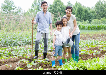 Junge Familie im Garten zusammen Stockfoto