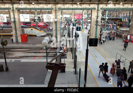 Bahnhof Gare du Nord in Paris mit Eurostar Zug am Bahnsteig, Frankreich Stockfoto