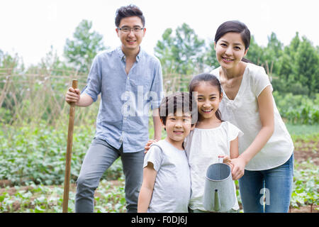 Junge Familie im Garten zusammen Stockfoto