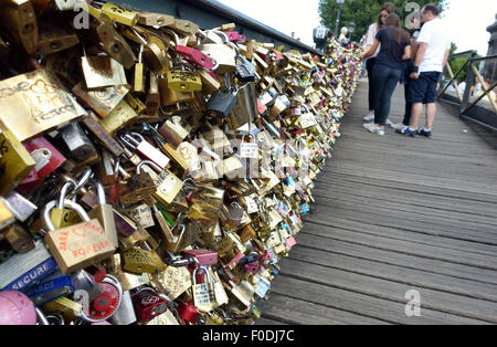 Liebe Vorhängeschlösser auf Pont des Arts umgezogen auf nahe gelegenen Geländer wegen ihres Gewichts, Paris, Frankreich Stockfoto