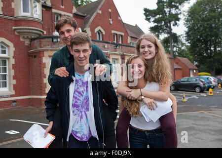 Hayes Kent, UK, 13. August 2015, Hayes School Studenten Jack Goldsmith, Oscar Brown, Hannah O'Brien und Sarah Kelly Schweinchen wieder mit Spannung auf ihre A-Level-Ergebnis Credit: Keith Larby/Alamy Live News Stockfoto