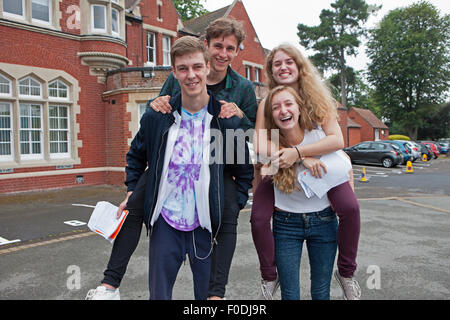 Hayes Kent, UK, 13. August 2015, Hayes School Studenten Jack Goldsmith, Oscar Brown, Hannah O'Brien und Sarah Kelly Schweinchen wieder mit Spannung auf ihre A-Level-Ergebnis Credit: Keith Larby/Alamy Live News Stockfoto