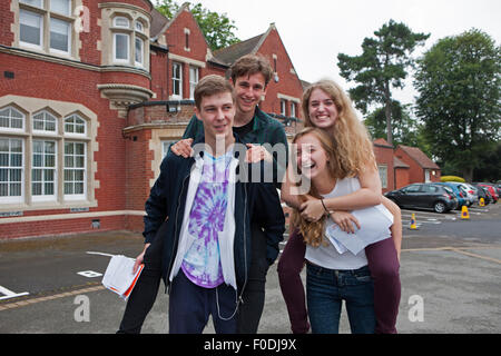 Hayes Kent, UK, 13. August 2015, Hayes School Studenten Jack Goldsmith, Oscar Brown, Hannah O'Brien und Sarah Kelly Schweinchen wieder mit Spannung auf ihre A-Level-Ergebnis Credit: Keith Larby/Alamy Live News Stockfoto