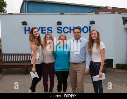 Hayes Kent, UK, 13. August 2015, Hayes Schüler Emily Shepherd, Hannah O'Brien, Emma Perry und Sarah Kelly mit Stephen Whittle, Schulleiter, pose nach sammeln ihre A-Levels führen Credit: Keith Larby/Alamy Live News Stockfoto