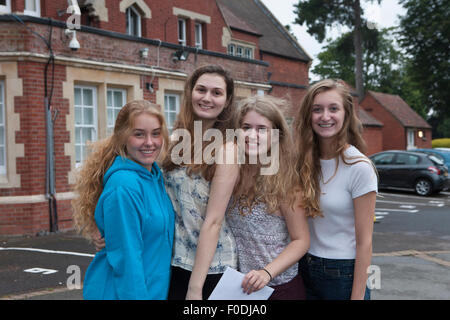 Hayes Kent, UK, 13. August 2015, Hayes School Studenten Emma Perry, Emily Shepherd, Hannah O'Brien und Sarah Kelly sind zufrieden mit ihrem Ergebnis A Level Credit: Keith Larby/Alamy Live News Stockfoto