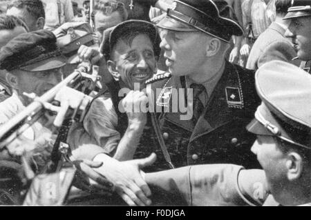 Nationalsozialismus / Nationalsozialismus, Menschen, Menschenmenge grüßt Adolf Hitler, um 1935, Zusatzrechte-Clearences-nicht vorhanden Stockfoto